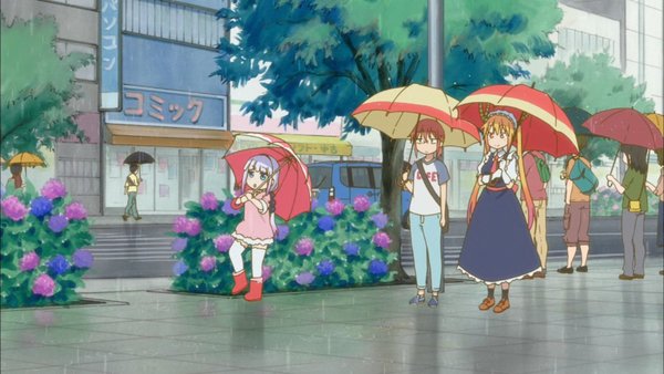 雨の商店街で、紫陽花のそばを傘を差して歩くカンナ、小林、トール