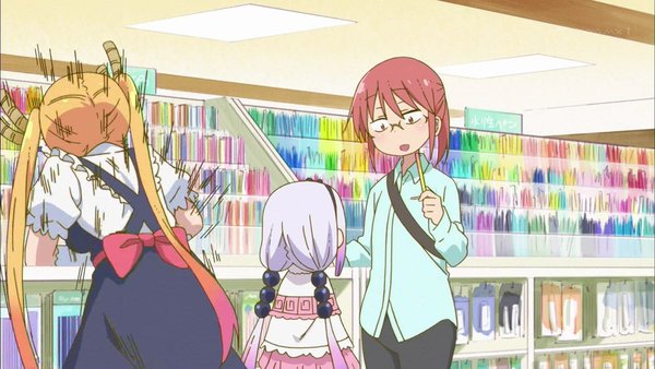 文具店でカンナに鉛筆を示す小林と、その隣のトール