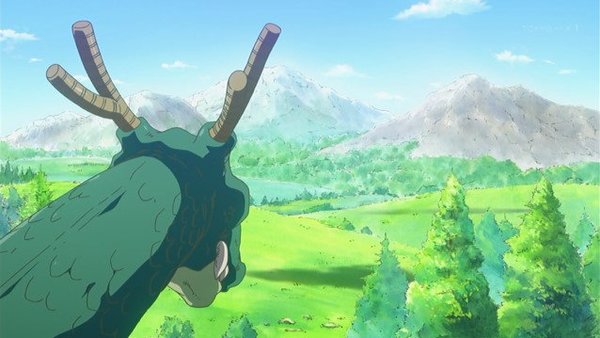 山並みと緑の平原を望む、ドラゴンの姿のトールの後ろ姿